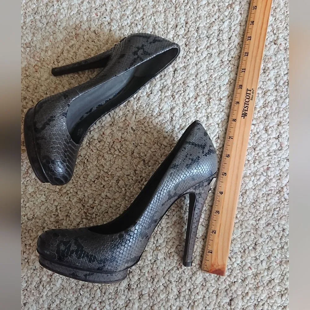 TORY BURCH Jude Pumps Snake print with silver Logo size 8M